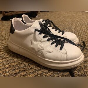 Vera Pelle White Sneakers with Star Accents